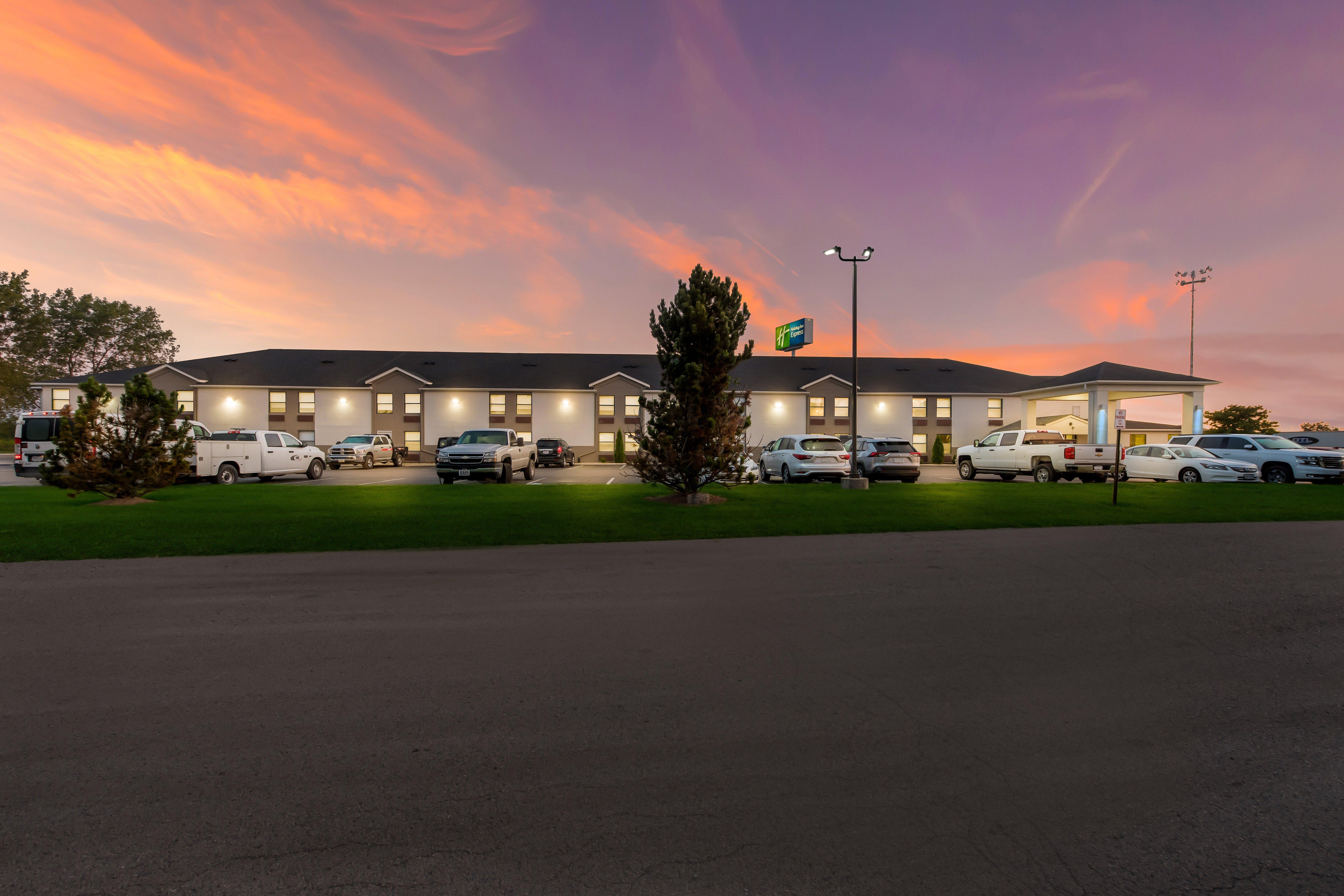 Holiday Inn Express London-I-70 By Ihg Екстериор снимка