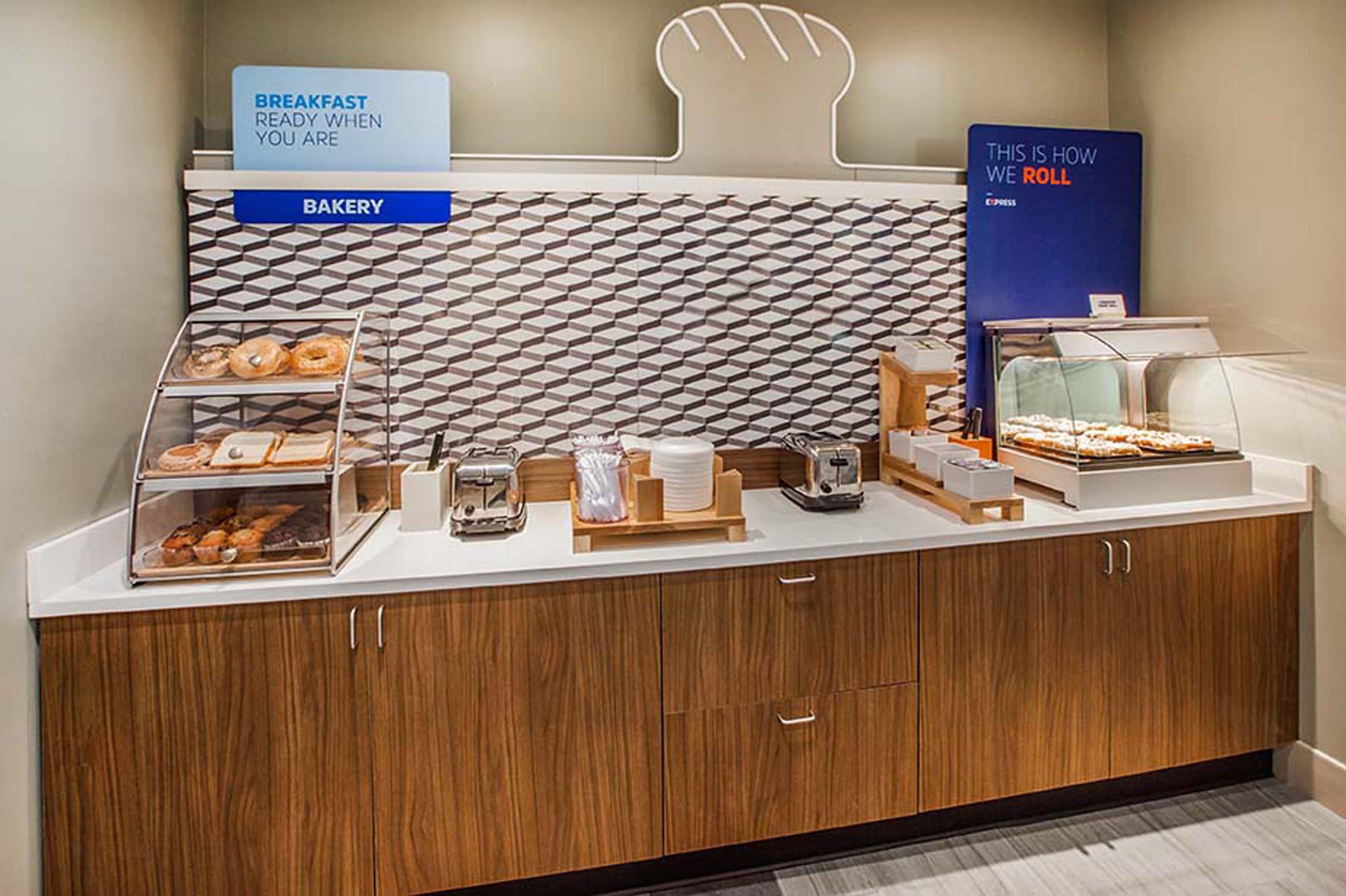 Holiday Inn Express London-I-70 By Ihg Екстериор снимка