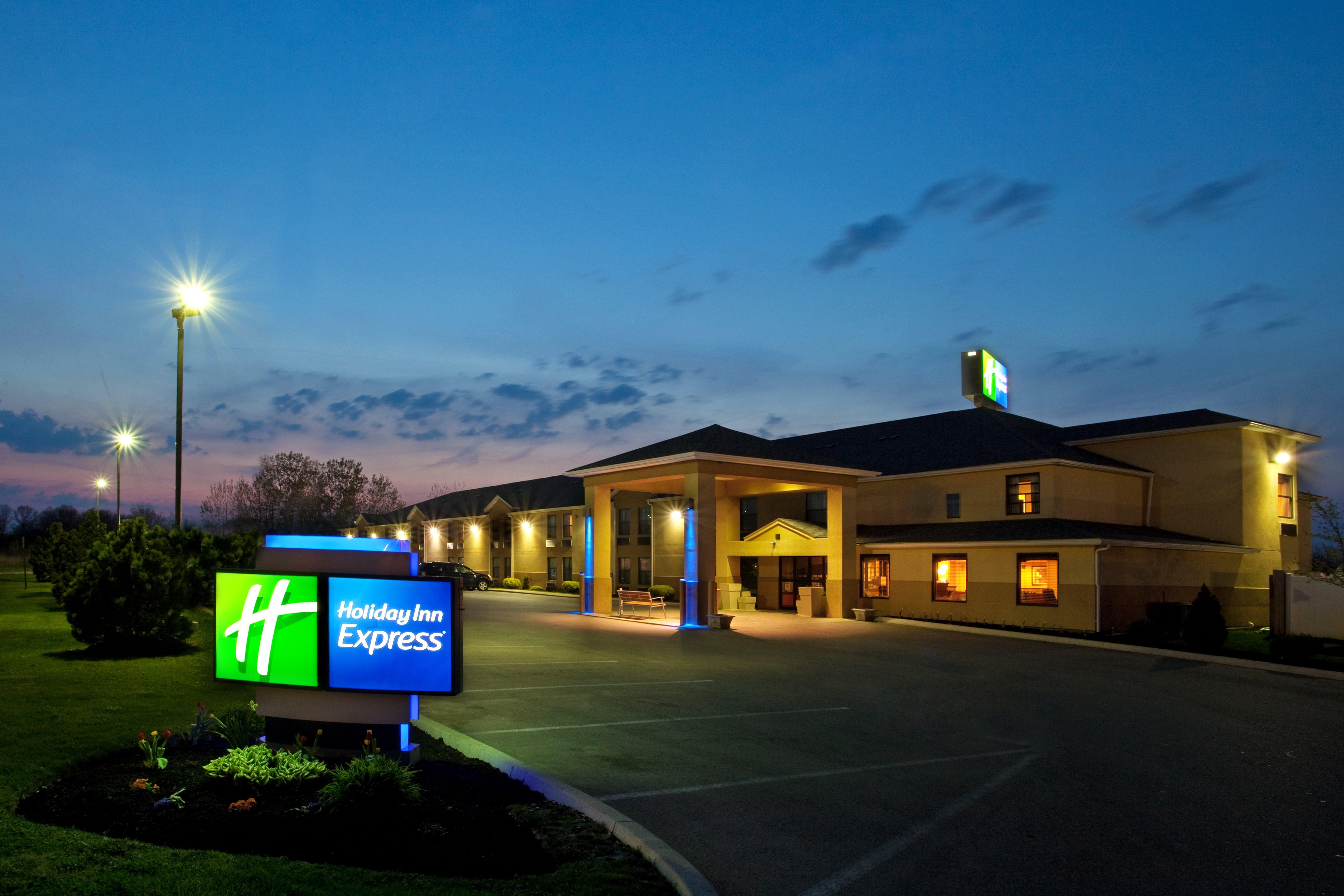 Holiday Inn Express London-I-70 By Ihg Екстериор снимка