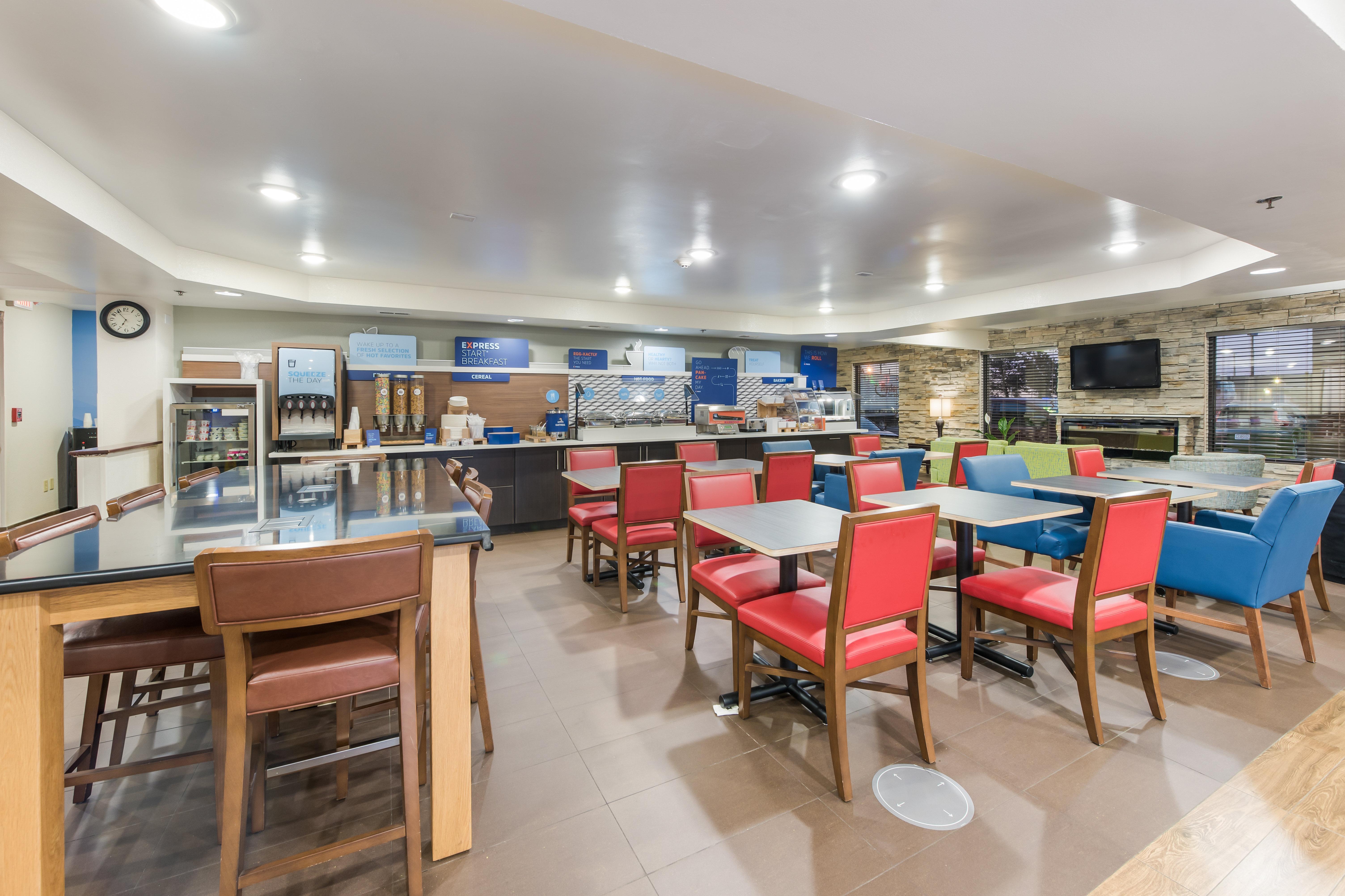 Holiday Inn Express London-I-70 By Ihg Екстериор снимка