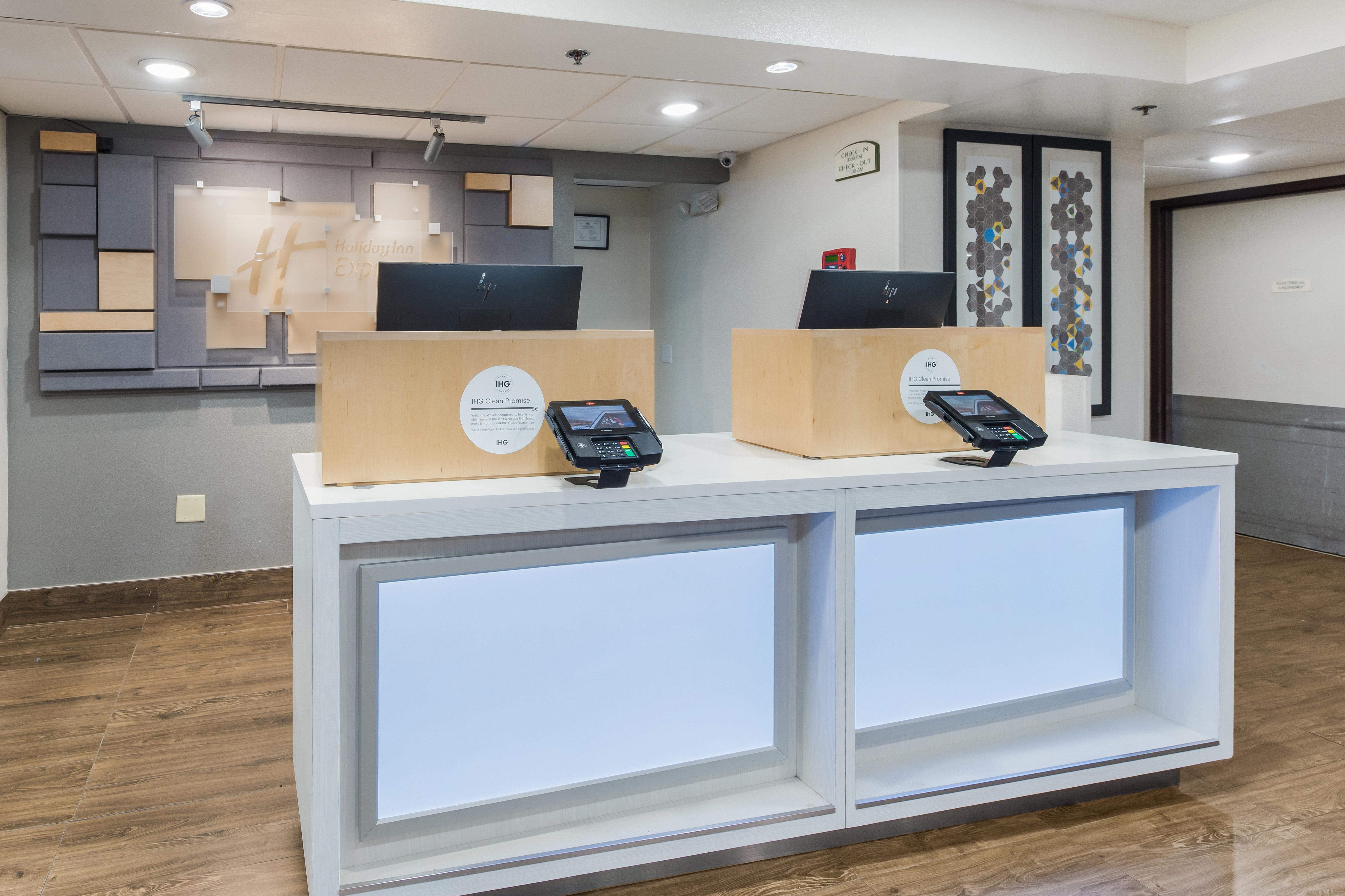 Holiday Inn Express London-I-70 By Ihg Екстериор снимка