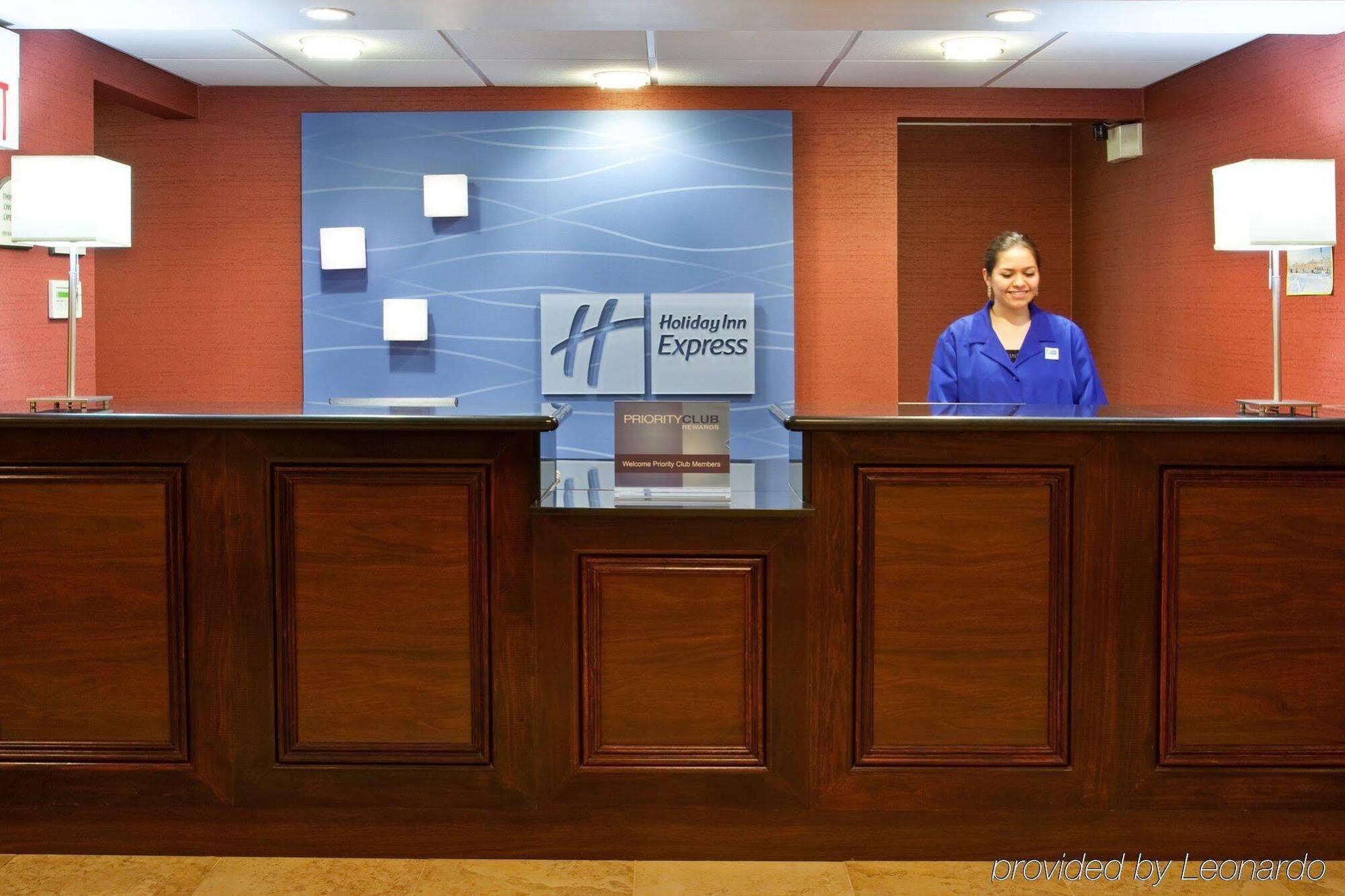 Holiday Inn Express London-I-70 By Ihg Екстериор снимка